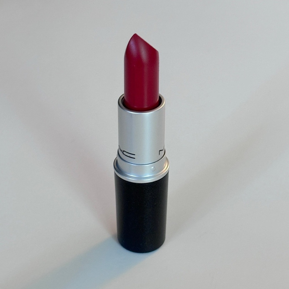 MAC ACTION SATIN LIPSTICK***